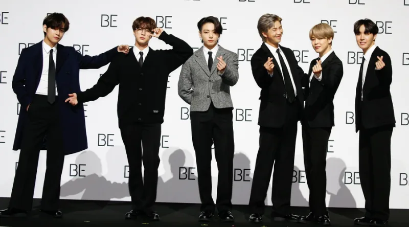 Το K-pop συγκρότημα BTS σε φωτογραφία από το ΑΠΕ-ΜΠΕ για το ρεκόρ των 2 δισεκατομμυρίων views στο YouTube.