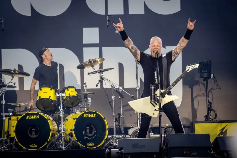 Το συγκρότημα των Metallica σε ζωντανή εμφάνιση για το κανάλι Maximum Metallica στο SiriusXM.