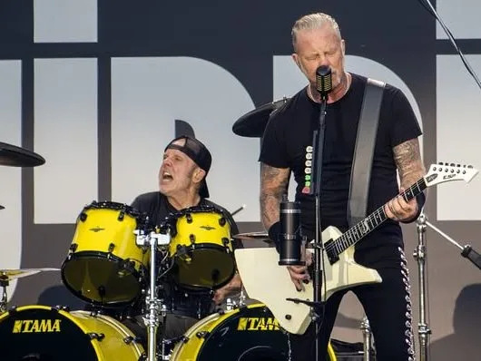 Το συγκρότημα των Metallica σε ζωντανή εμφάνιση για την παρουσίαση του καναλιού Maximum Metallica στο SiriusXM.
