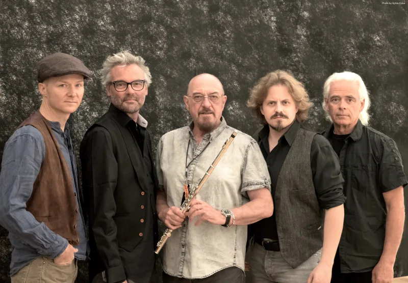 Τα μέλη του θρυλικού συγκροτήματος Jethro Tull που έρχονται για συναυλία στην Αθήνα.