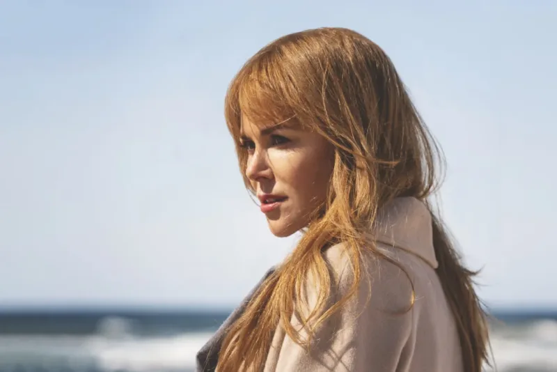 Η Nicole Kidman στο Big Little Lies, η σειρά που επιστρέφει με 3η σεζόν, ποζάρει με φόντο τη θάλασσα.