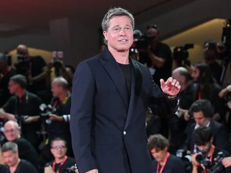 Ο Brad Pitt φτάνει στην Ύδρα, περιτριγυρισμένος από φωτογράφους και κάμερες, προσελκύοντας τα βλέμματα.