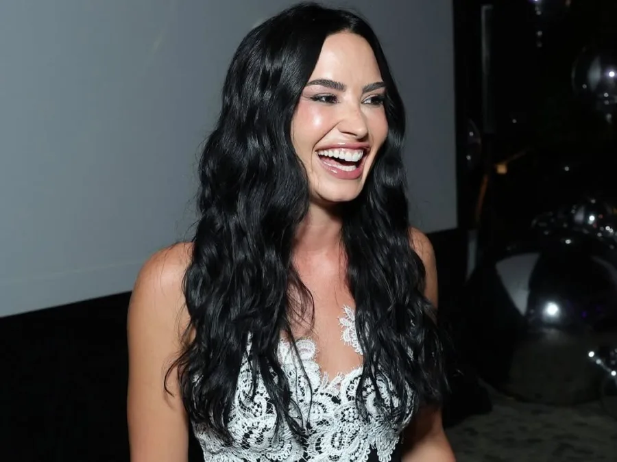 Η Demi Lovato σε φωτογραφία από το Instagram για την ανακοίνωση του νέου της album It’s Not That Deep.