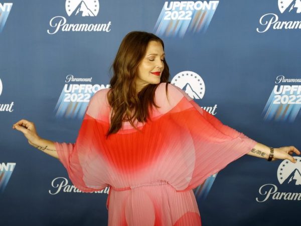 Drew Barrymore: Το remake που θα ήθελε να παίξει με τους Adam Sandler και Jennifer Aniston