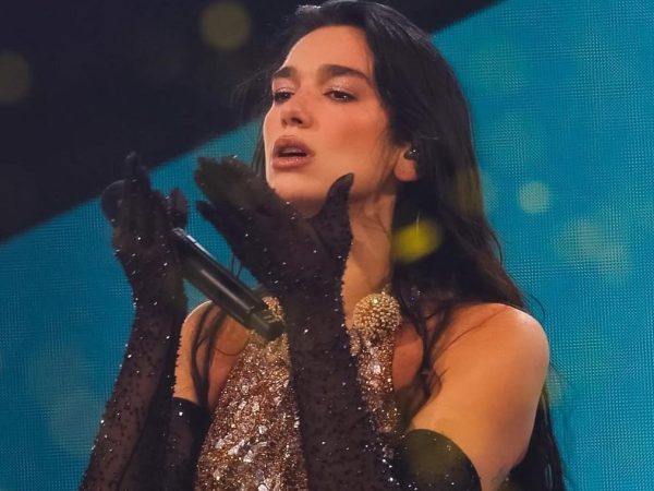 H Dua Lipa στη σκηνή με θρύλο της μουσικής, σε ένα live που έγραψε ιστορία