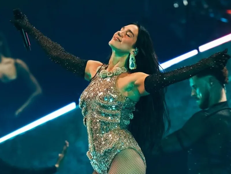 Η Dua Lipa στη σκηνή κατά τη διάρκεια της συναυλίας της στο Σικάγο στο πλαίσιο της περιοδείας της.