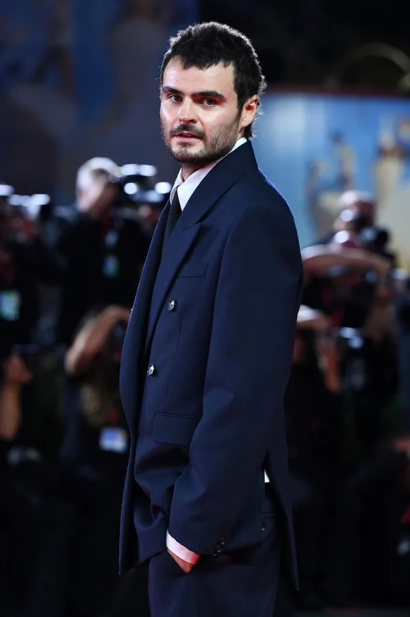 Ο Oscar Isaac στην πρεμιέρα της ταινίας In the Hand of Dante στο Φεστιβάλ Βενετίας.