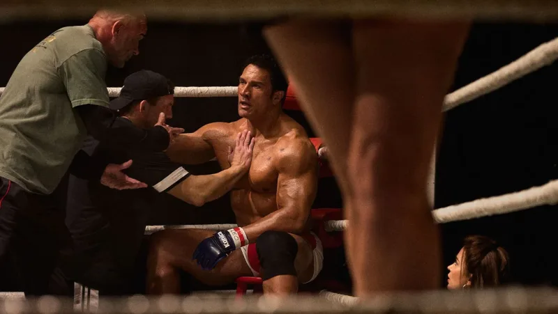 Ο Dwayne Johnson ως Mark Kerr σε ρινγκ για την ταινία The Smashing Machine.