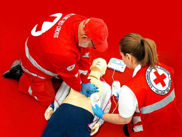 Ελληνικός Ερυθρός Σταυρός: 14 καλλιτέχνες στέλνουν ηχηρό μήνυμα για τις Πρώτες Βοήθειες