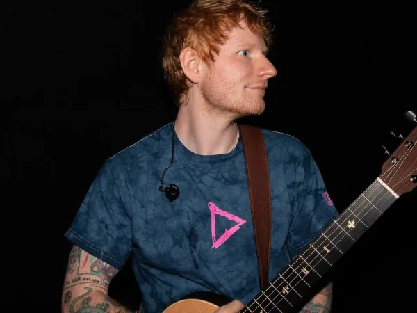 Ο Ed Sheeran σε φωτογραφία από τον επίσημο λογαριασμό του στο Instagram για την κυκλοφορία του νέου άλμπουμ Play.