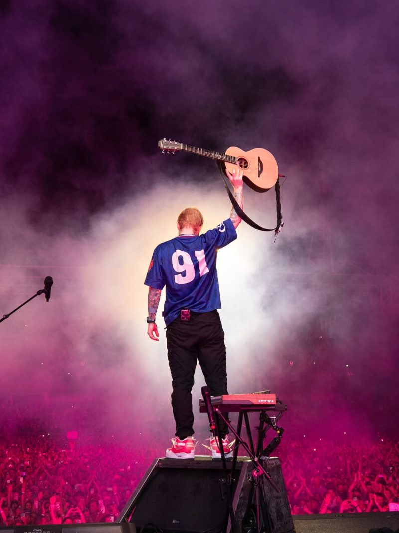 Πορτρέτο του Ed Sheeran από τον επίσημο λογαριασμό του στο Instagram για την κυκλοφορία του νέου άλμπουμ Play.