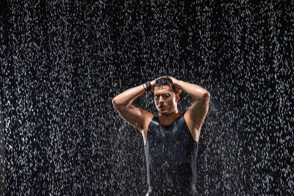 Γιώργος Κακοσαίος: Με sexy dark διάθεση στο νέο του video clip «Ούτε εχθροί ούτε φίλοι»