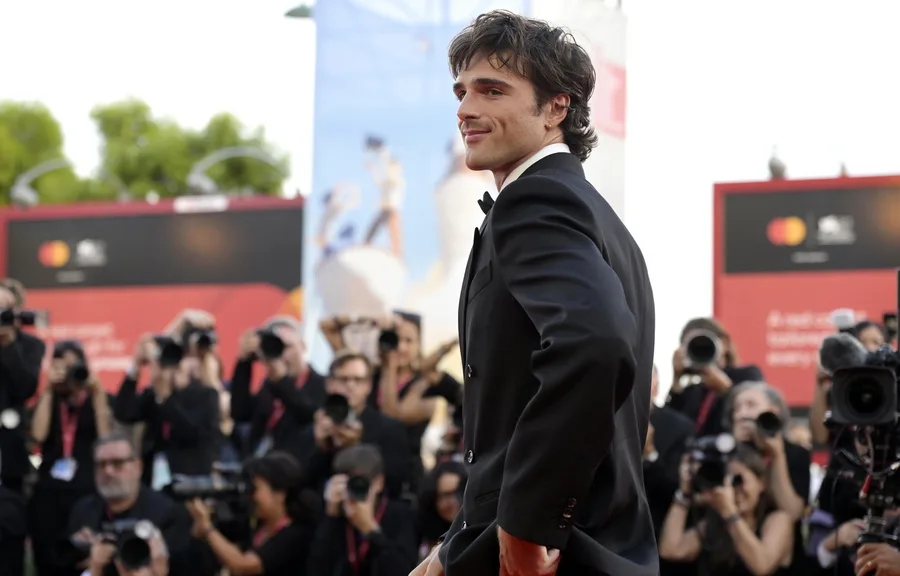 Ο Jacob Elordi ποζάρει για τους φωτογράφους στο κόκκινο χαλί, καθώς αυξάνεται το buzz γύρω από τη σχέση του με την Kendall Jenner.
