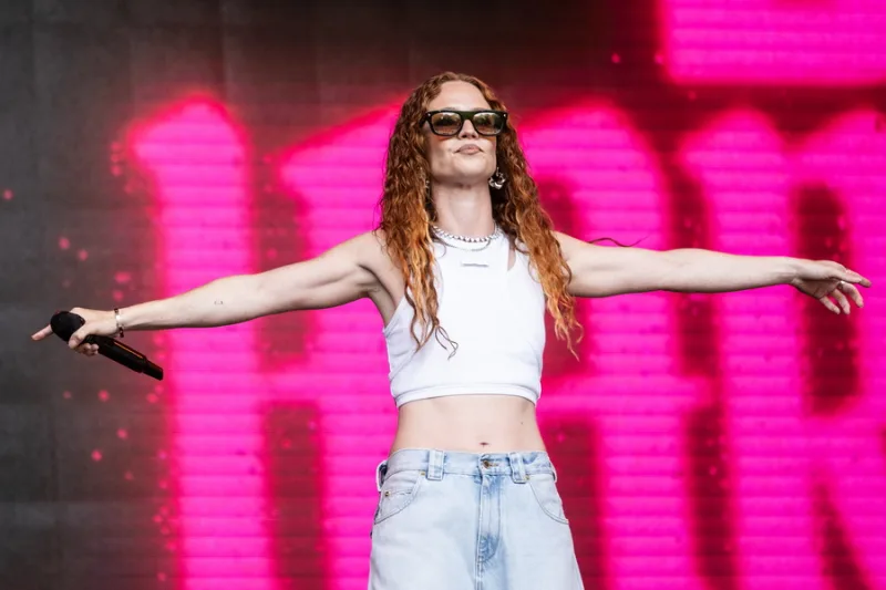 Η τραγουδίστρια Jess Glynne σε εμφάνισή της, εκπρόσωπος των Summer Hits του TikTok.