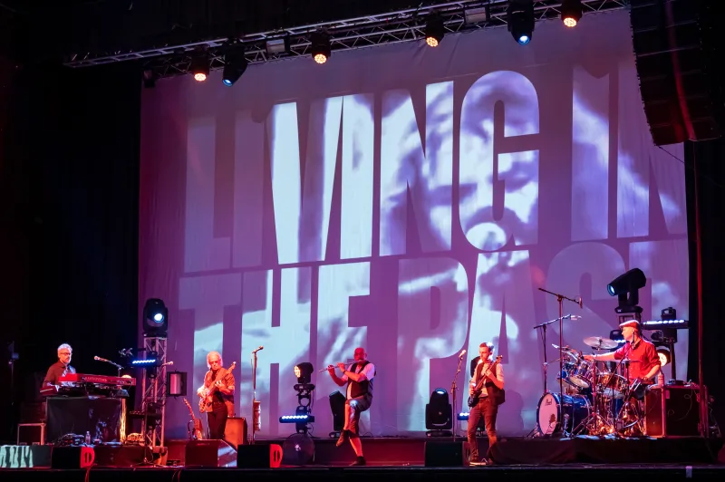Τα μέλη του θρυλικού συγκροτήματος Jethro Tull σε ομαδική φωτογραφία.