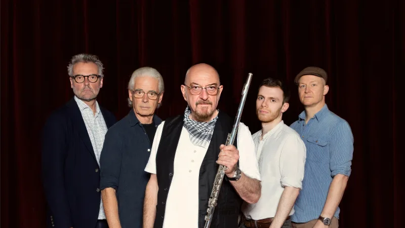 Τα μέλη του θρυλικού συγκροτήματος Jethro Tull σε ομαδική φωτογραφία.
