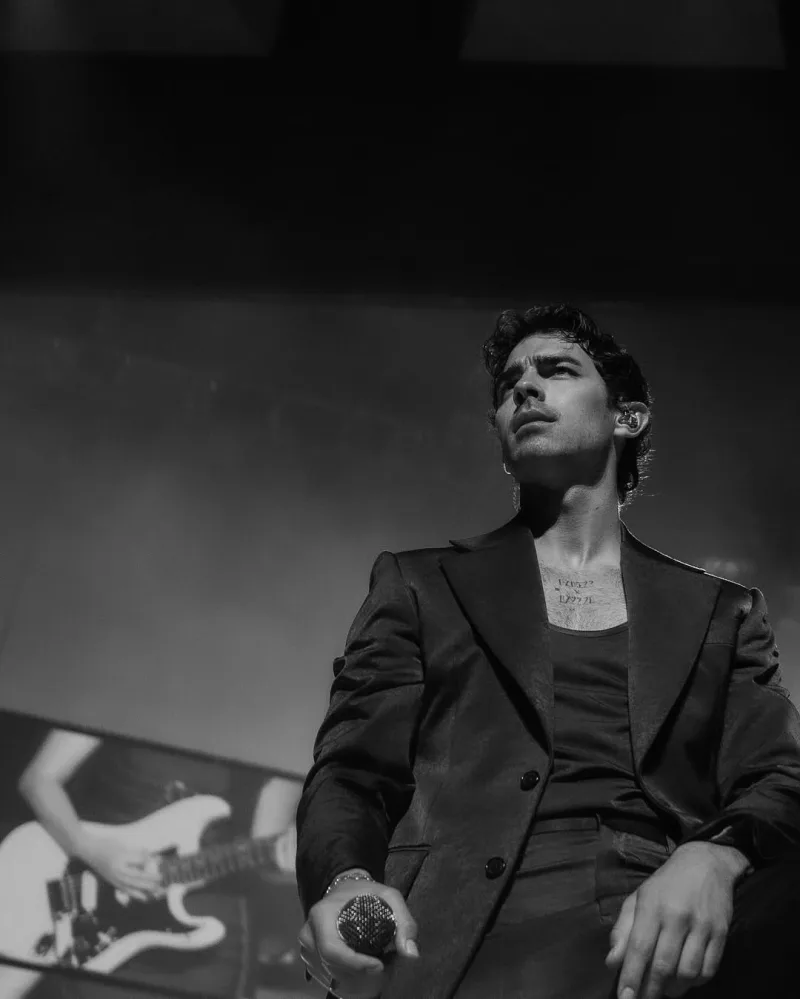 Οι Jonas Brothers ποζάρουν για την περιοδεία JONAS20: Greetings From Your Hometown.