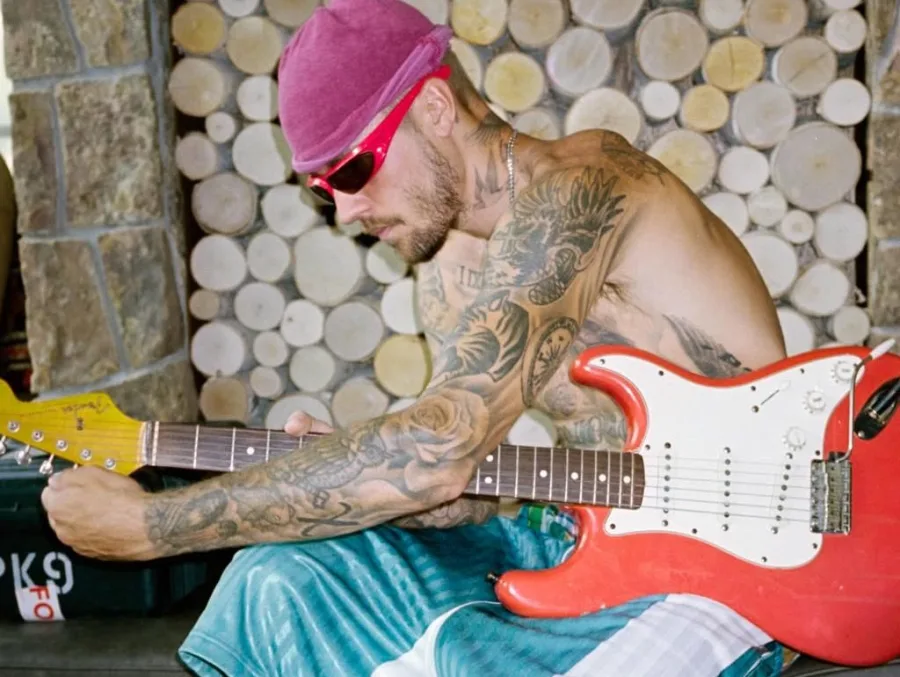 Ο Justin Bieber σε φωτογραφία από τον λογαριασμό lilbieber στο Instagram για την κυκλοφορία του άλμπουμ Swag II.