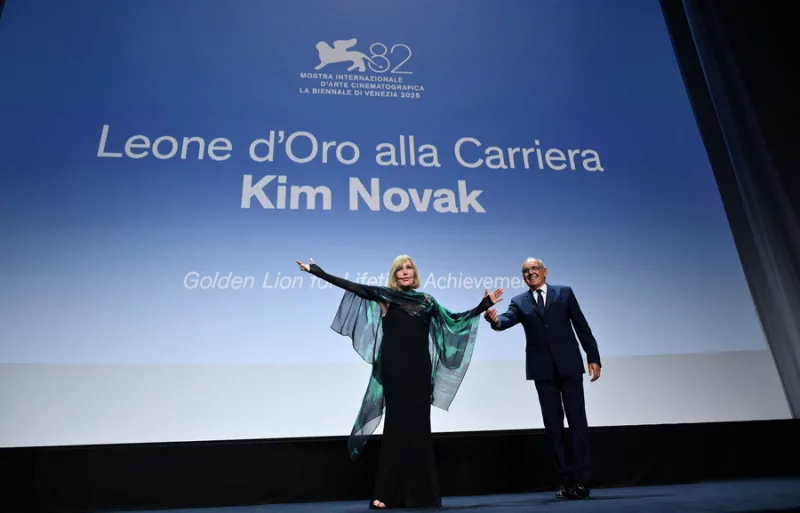 Η ηθοποιός Kim Novak, η οποία διαφωνεί με τον τίτλο της βιογραφικής ταινίας Scandalous με τη Sydney Sweeney.
