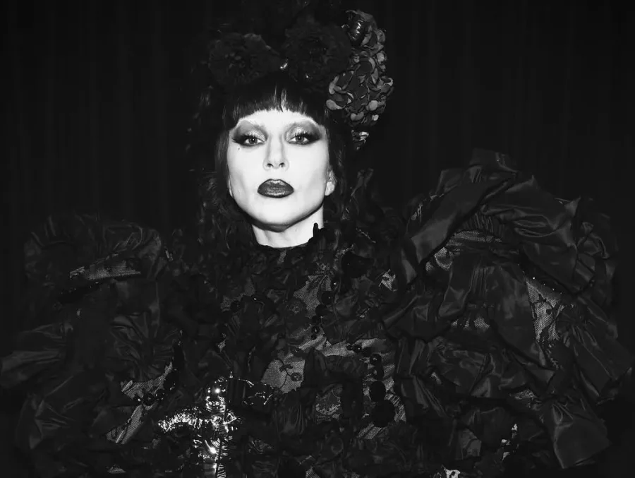 Η Lady Gaga με εντυπωσιακό μαύρο gothic φόρεμα και λουλούδια στα μαλλιά.