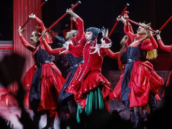 Η Lady Gaga επιστρέφει στη σκηνή των Grammy