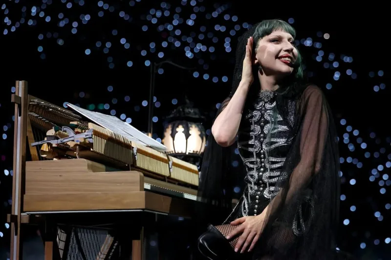Η Lady Gaga σε φωτογραφία από τον προσωπικό της λογαριασμό στο Instagram για την κυκλοφορία του The Dead Dance.