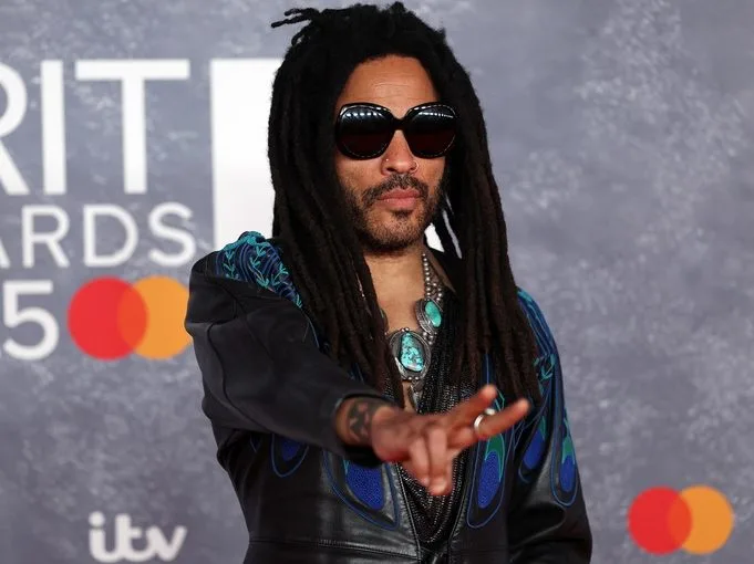 Ο Lenny Kravitz στο στυλάτο ροκ αρχοντικό του στο Παρίσι.
