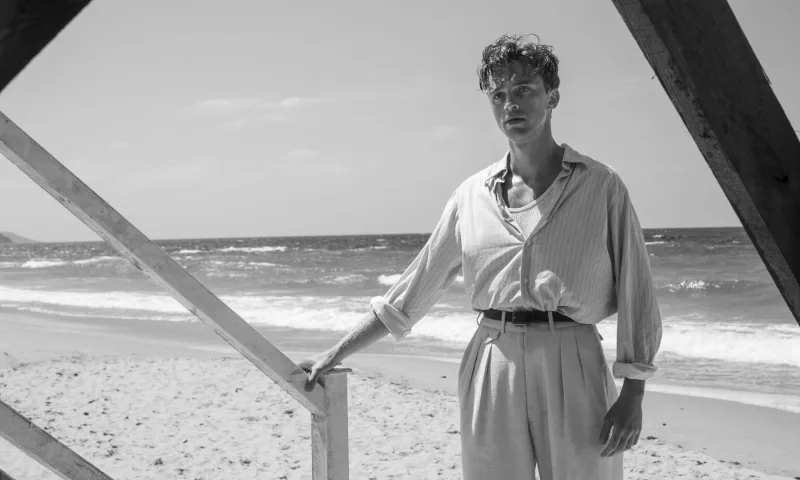 Σκηνή από την ταινία Ο Ξένος του François Ozon με τους Benjamin Voisin και Rebecca Marder.