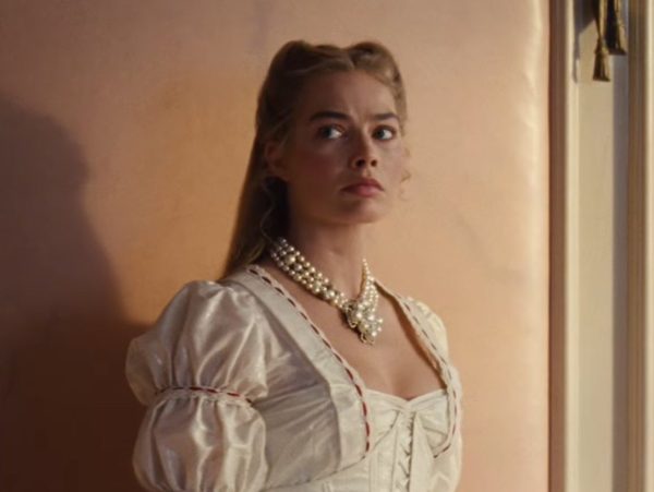 Η Emerald Fennell υπερασπίζεται τα άκρως ερωτικά Ανεμοδαρμένα Ύψη