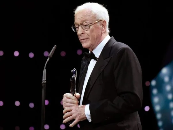 Ο ηθοποιός Michael Caine σε επίσημη εμφάνιση, πρωταγωνιστής της ταινίας The Last Witch Hunter.