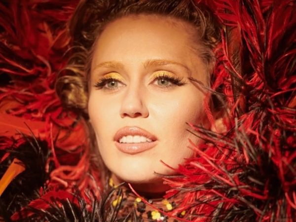 Η Miley Cyrus έτοιμη να κυκλοφορήσει το single Secrets που γράφτηκε για τον πατέρα της