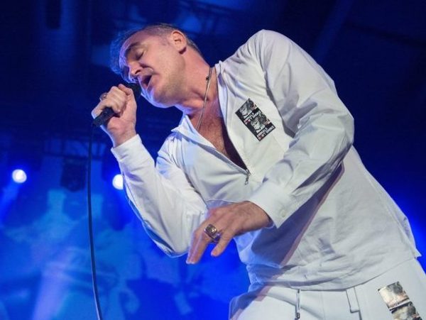 Ο Morrissey ακυρώνει δύο συναυλίες καθώς δέχεται απειλές για τη ζωή του