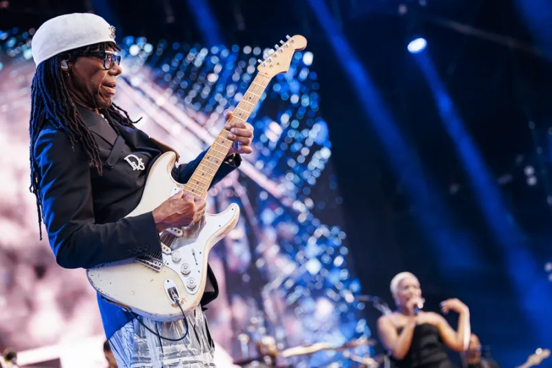 Η Dua Lipa στη σκηνή με τον Nile Rodgers σε μια εκρηκτική live εκτέλεση του τραγουδιού Le Freak.