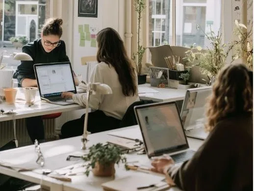 Office Frogging: Το φαινόμενο που αλλάζει το παιχνίδι στην καριέρα της Gen Z