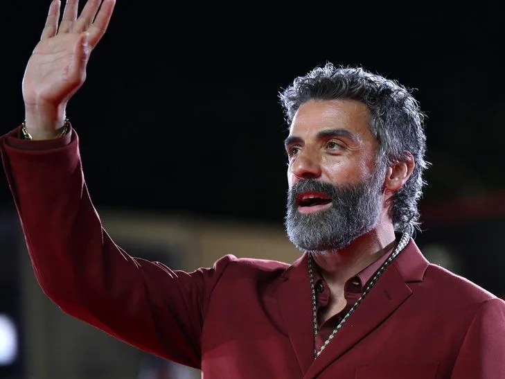 Ο Oscar Isaac στην πρεμιέρα της ταινίας In the Hand of Dante στο Φεστιβάλ Βενετίας.