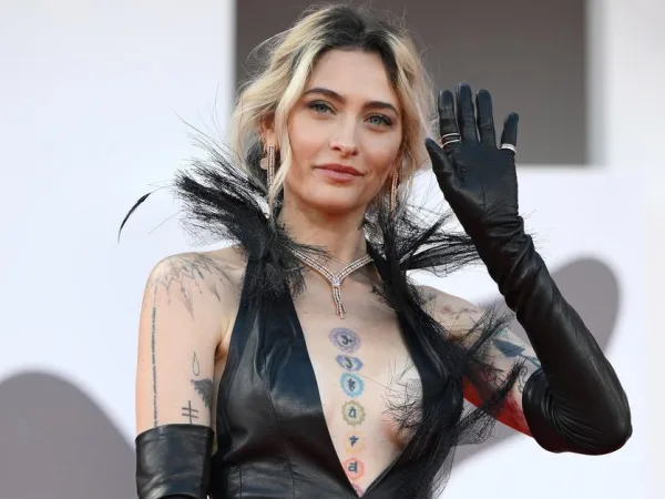 Η Paris Jackson χαιρετάει με το χέρι της, φορώντας δερμάτινα γάντια και κοσμήματα, στο πλαίσιο της διαμάχης για την κληρονομιά του πατέρα της.