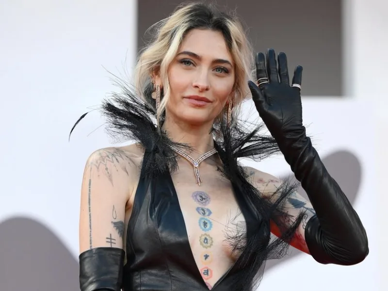 Η Paris Jackson χαιρετάει με το χέρι της, φορώντας δερμάτινα γάντια και κοσμήματα, στο πλαίσιο της διαμάχης για την κληρονομιά του πατέρα της.