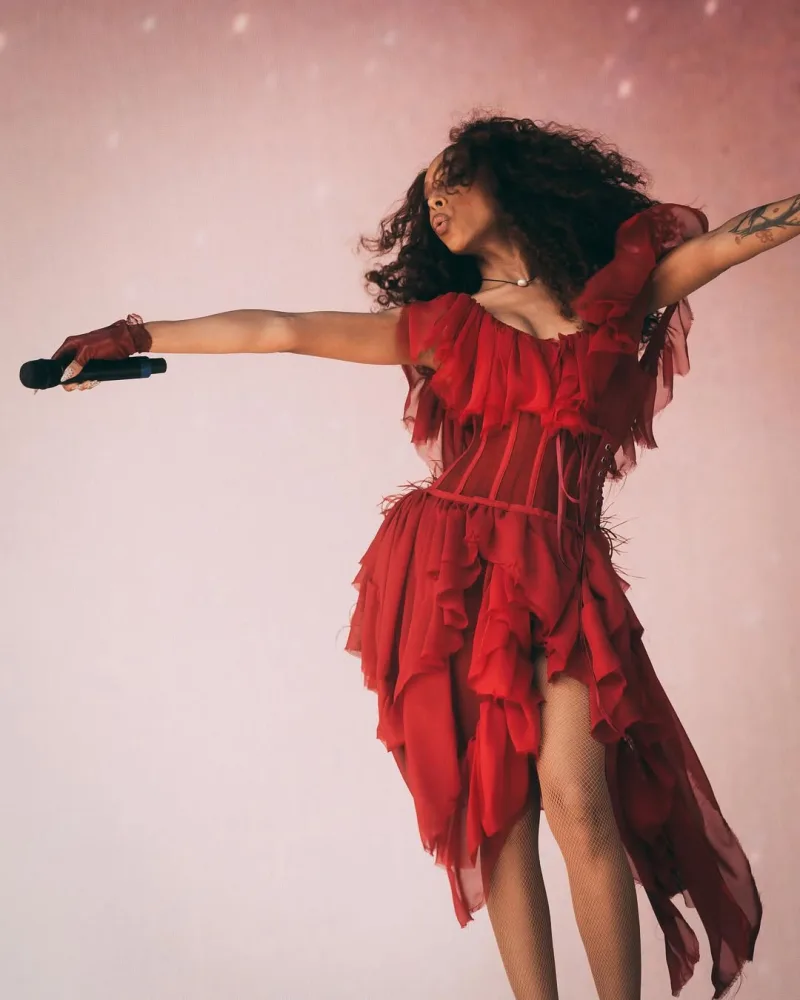 Η τραγουδίστρια Ravyn Lenae, η οποία έγινε viral στο TikTok με το τραγούδι Love Me Not.