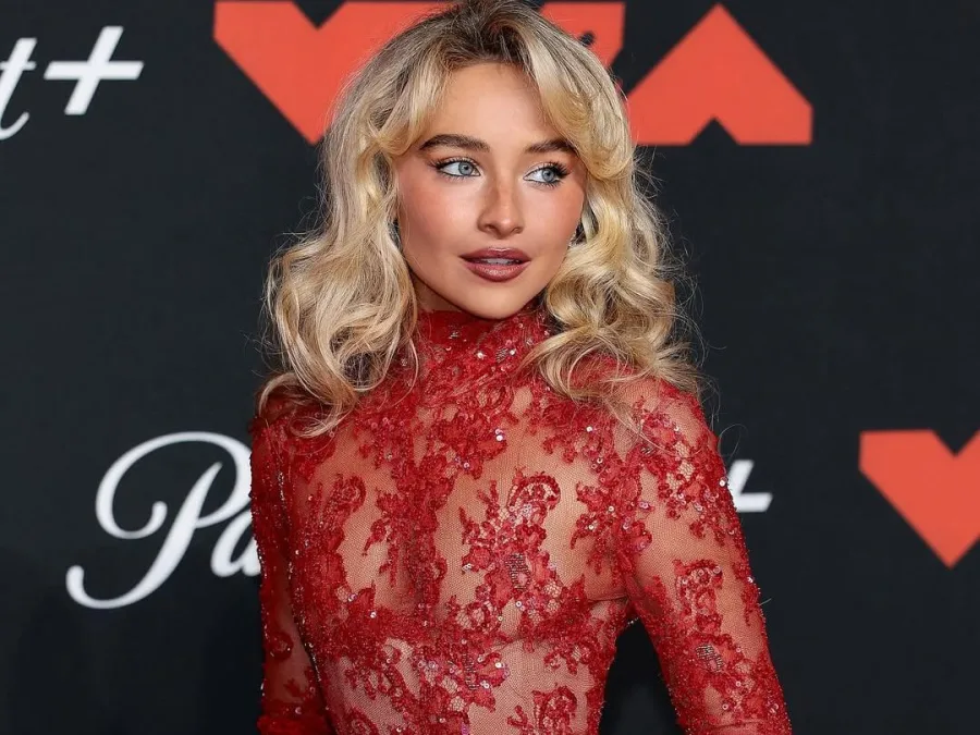 Η Sabrina Carpenter σε φωτογραφία από το Instagram της για την επιτυχία του άλμπουμ Man’s Best Friend.