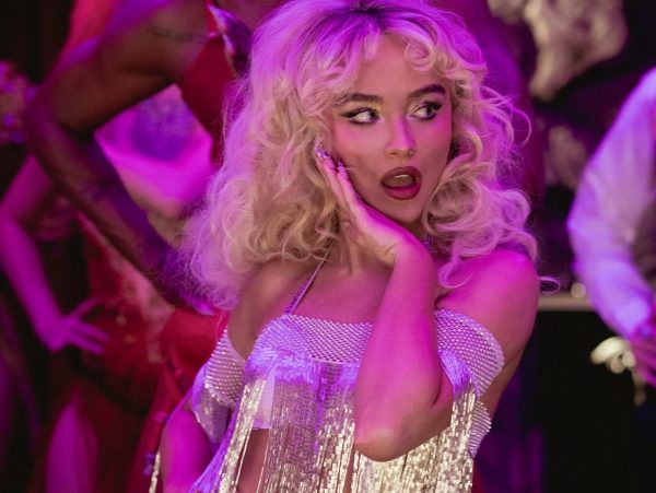 Sabrina Carpenter: Βρίσκει συναρπαστικές τις αρνητικές αντιδράσεις για το Man’s Best Friend
