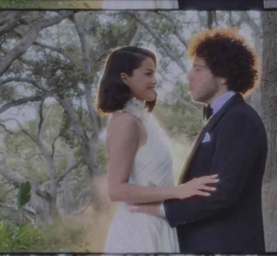 Η Selena Gomez και ο Benny Blanco σε φωτογραφία από τον γάμο τους.