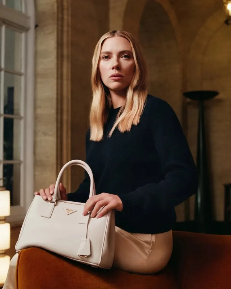 Η Scarlett Johansson στη νέα σουρεαλιστική καμπάνια του οίκου Prada, φωτογραφημένη από τον Γιώργο Λάνθιμο.