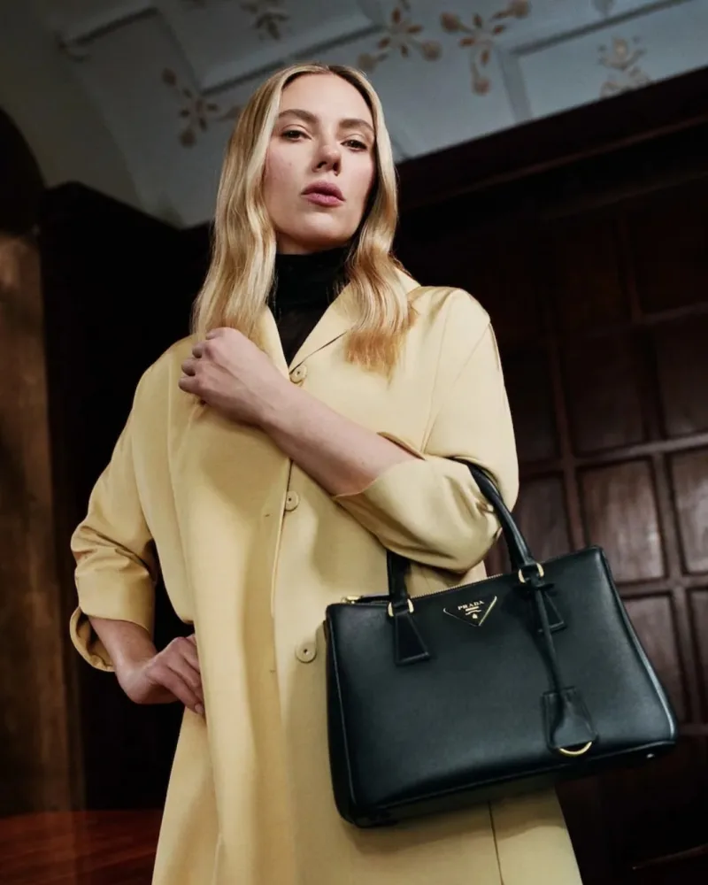 Η Scarlett Johansson ποζάρει για τη νέα καμπάνια της Prada, φωτογραφημένη από τον Γιώργο Λάνθιμο.