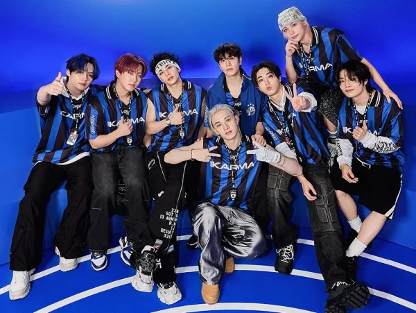 Η ομάδα του K-pop Stray Kids ποζάρει με αθλητικές φανέλες, ενώ το soundtrack του «Stranger Things 5» σαρώνει τα charts.