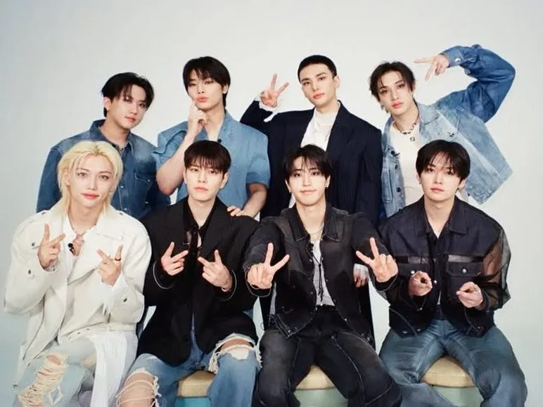 Τα μέλη των Stray Kids ποζάρουν χαμογελαστοί για την προώθηση της νέας τους ταινίας που ετοιμάζεται να σπάσει τα ταμεία.