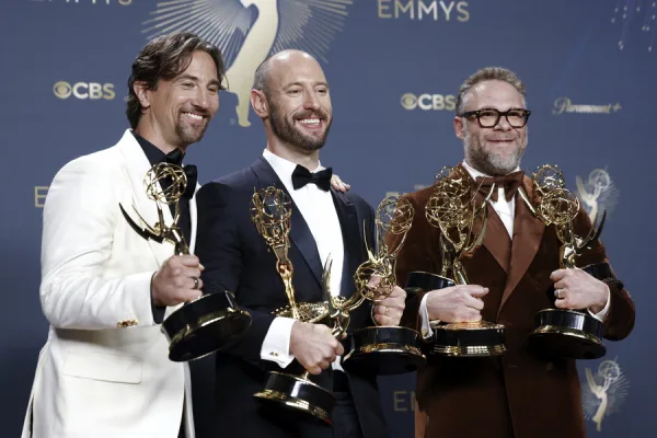 Στιγμιότυπο από την τελετή των βραβείων Emmys 2025 για τις σειρές The Studio και Adolescence.