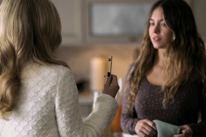 Η Sydney Sweeney και η Amanda Seyfried πρωταγωνιστούν στο θρίλερ The Housemaid.