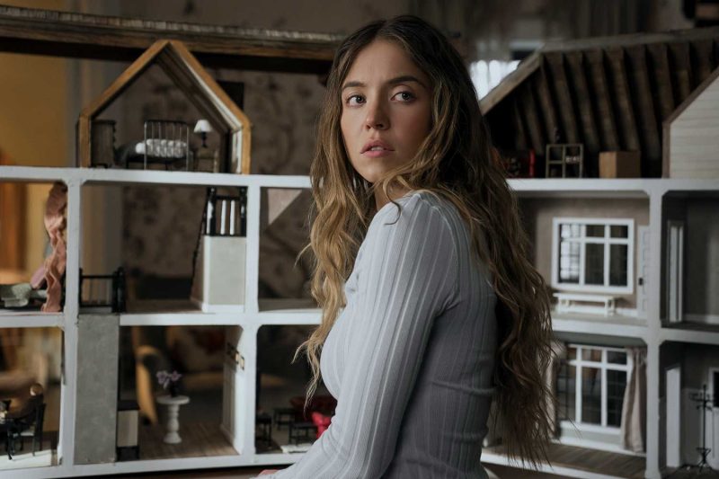 Η Sydney Sweeney και η Amanda Seyfried στην ταινία The Housemaid.