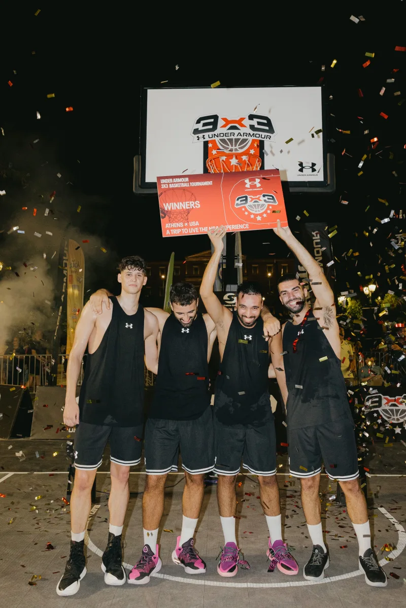 Η νικήτρια ομάδα Hookan 24 στο Under Armour 3x3 Basketball Tournament στην Πλατεία Συντάγματος.