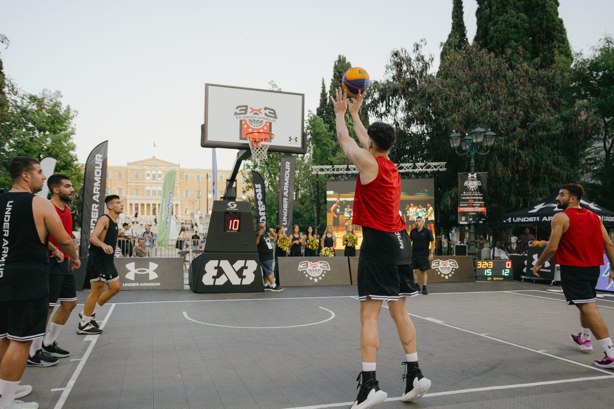 Αγώνας μπάσκετ 3x3 στην Πλατεία Συντάγματος.